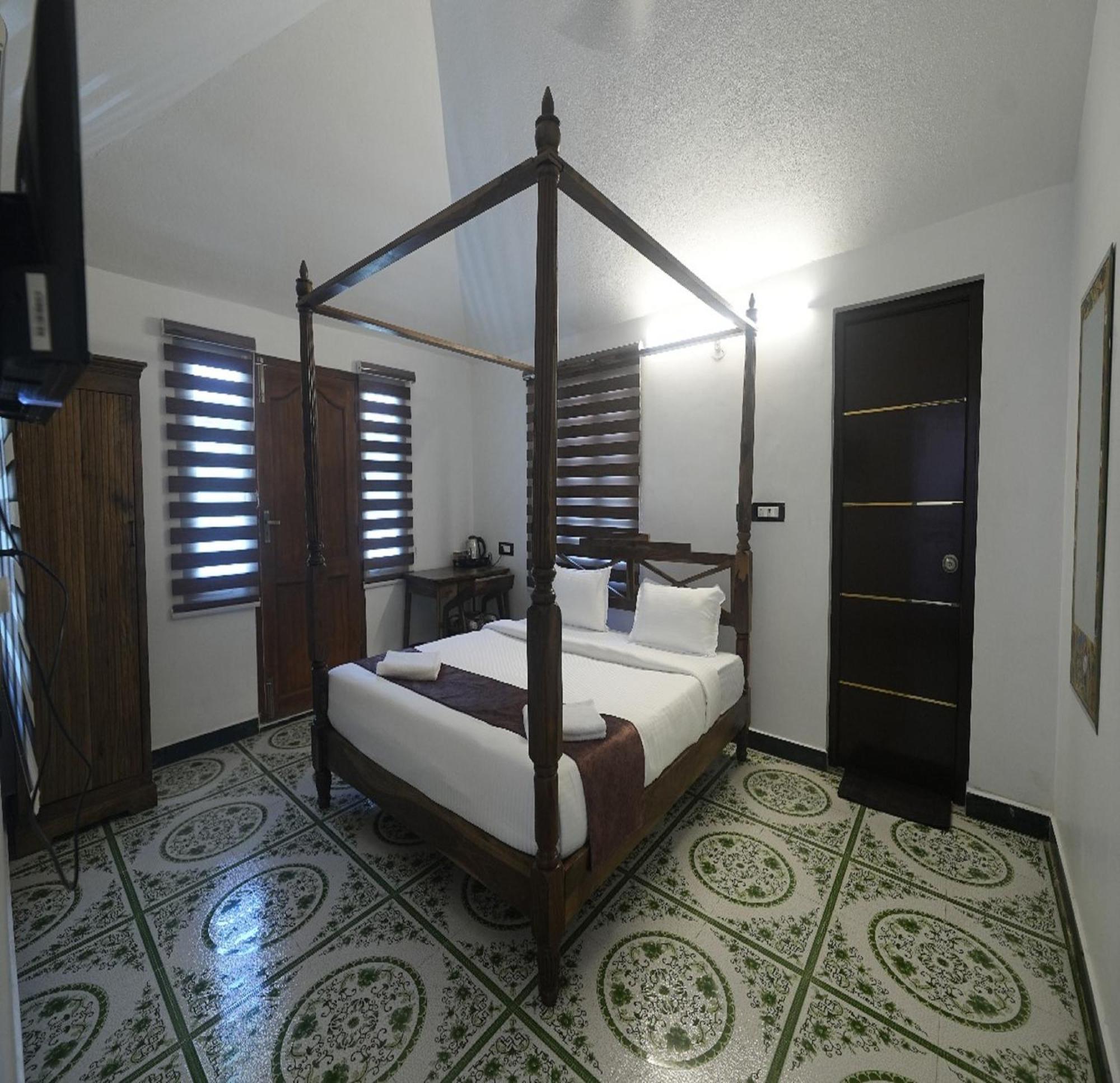 Courtyard Castle Heritage Resort 蓬蒂切里 外观 照片