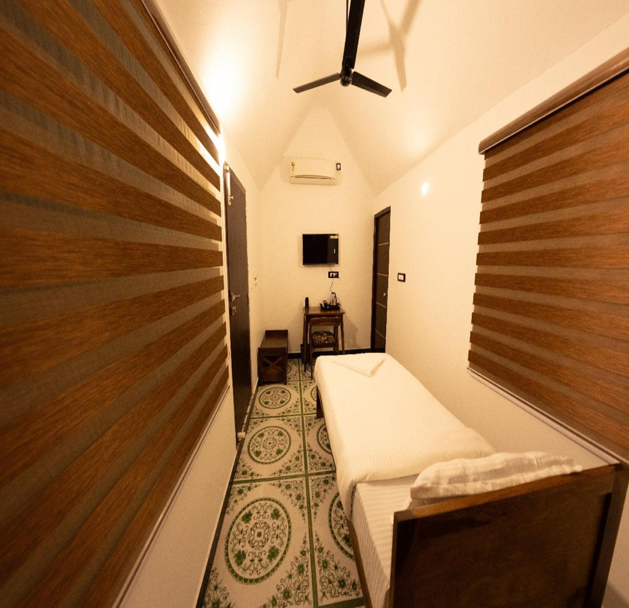 Courtyard Castle Heritage Resort 蓬蒂切里 外观 照片